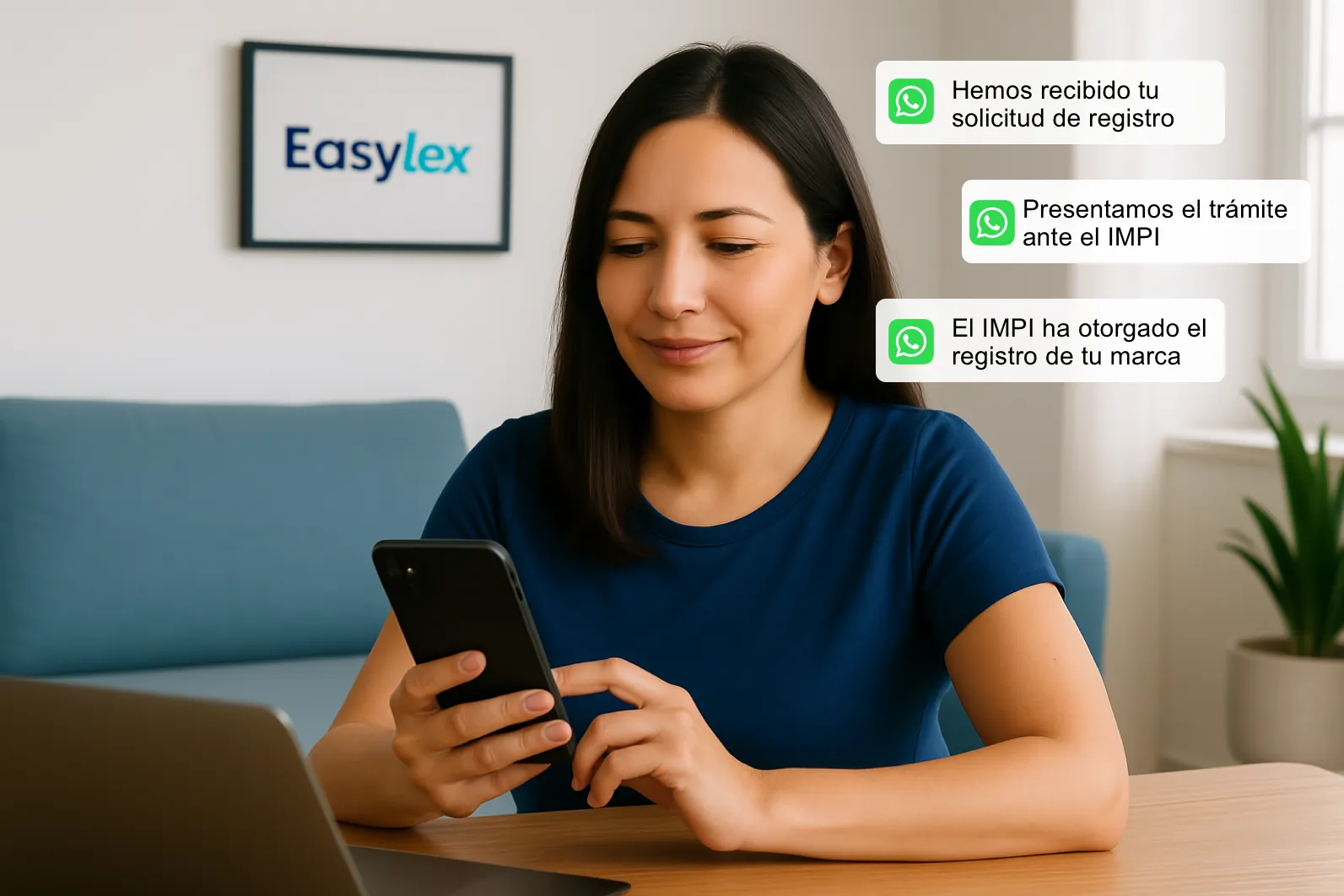 Persona viendo servicios de Easylex